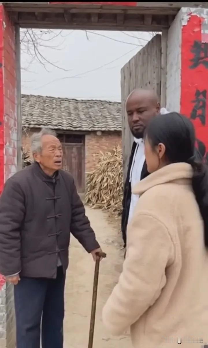 带非洲男友回家，父亲一句“丢尽脸面”将他拒之门外，我彻底崩溃了！“爸，他叫亚