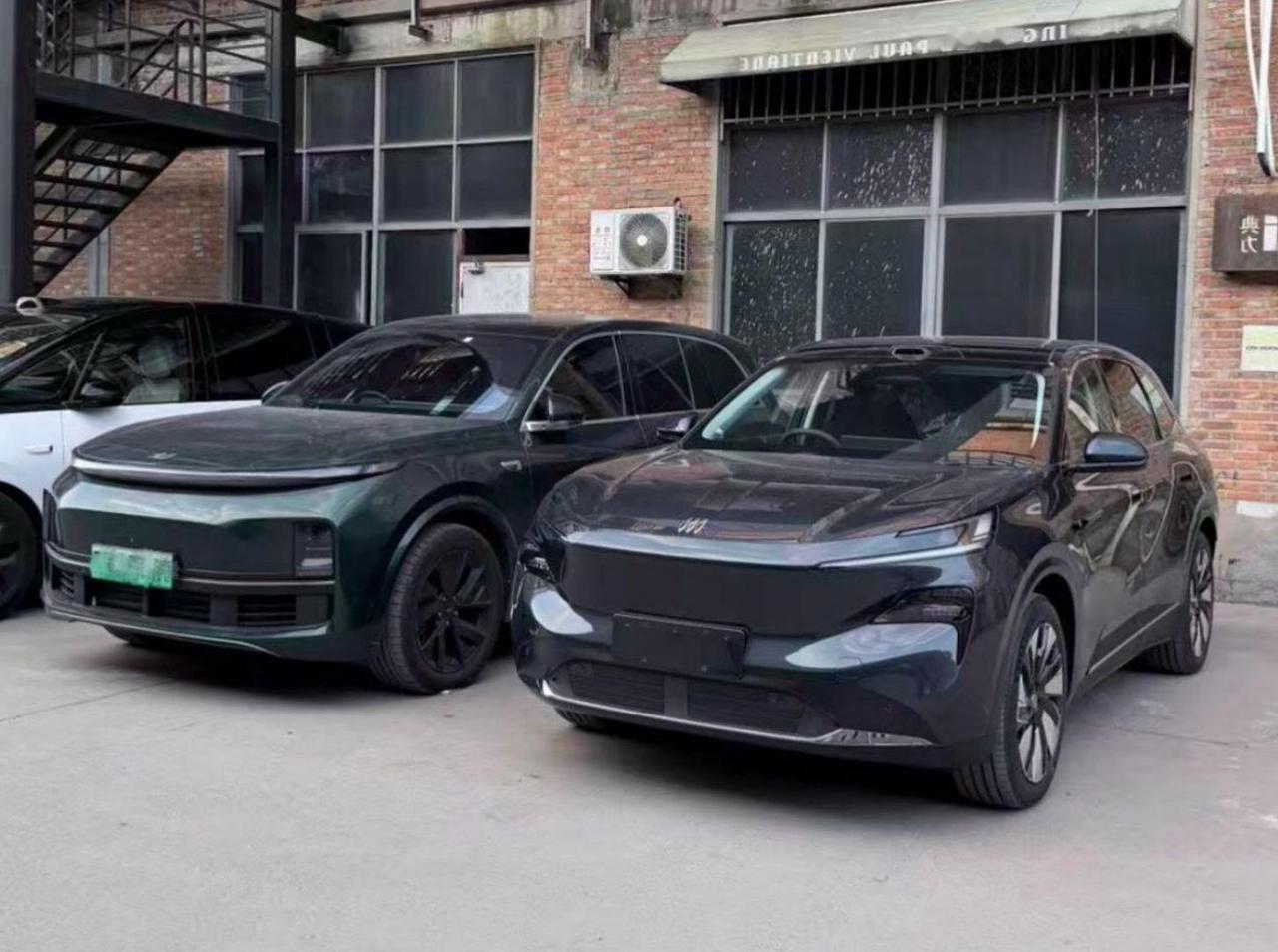 全新别克至境E7实车首次同框理想L9，看来上市在即！作为一款中型插混SUV，它能