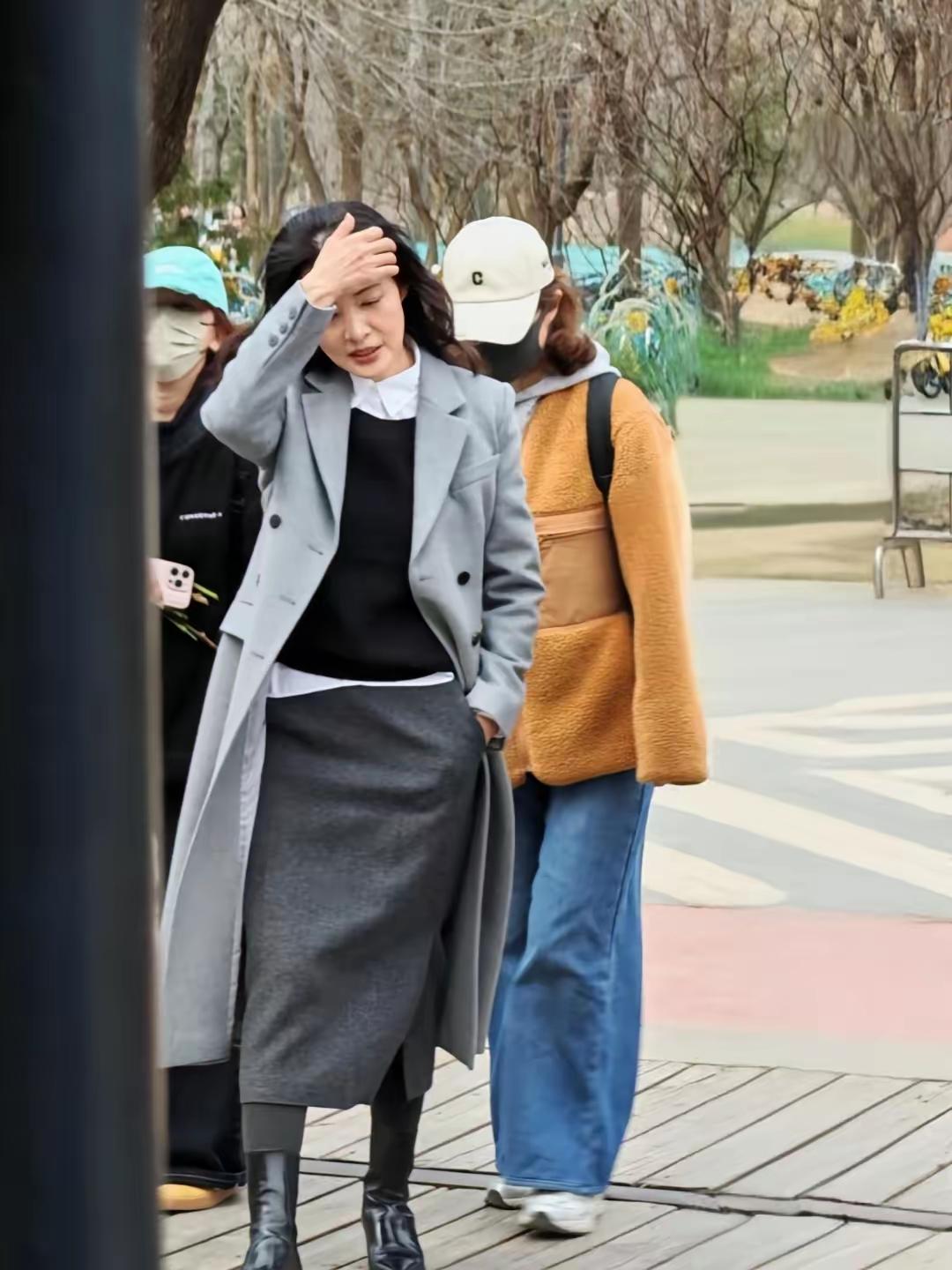 周涛无美颜无滤镜头下，依然很抗打！周涛现身北京朗园游玩，一袭灰色大衣内搭黑白两