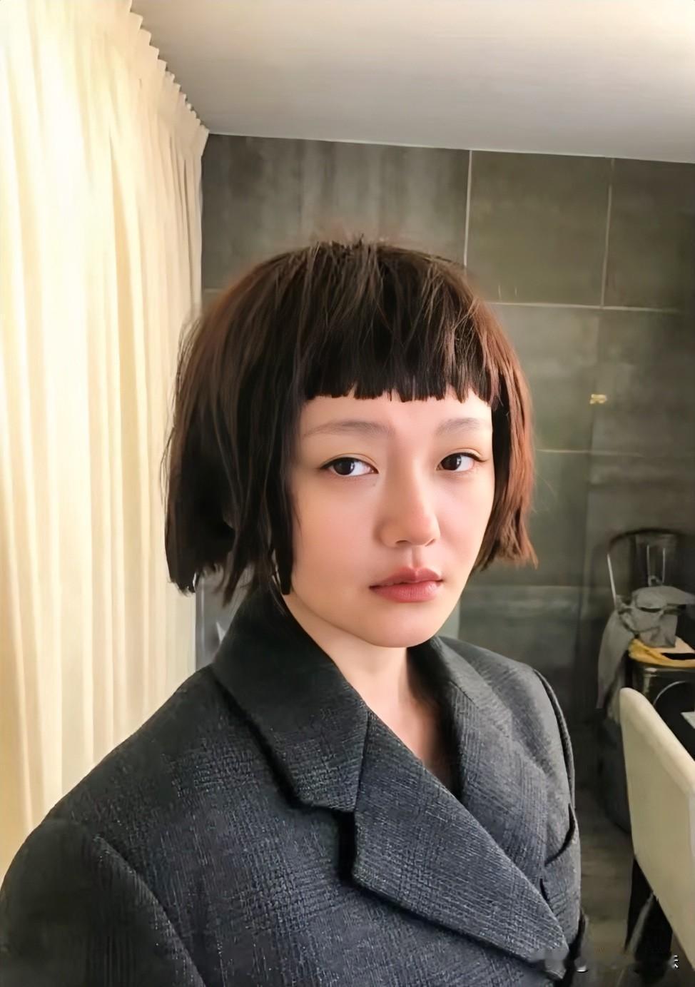 她有多少钱娘家人肯定最清楚！最后一次公开亮相时，穿的衣服还是几年前刷汪卡买的[