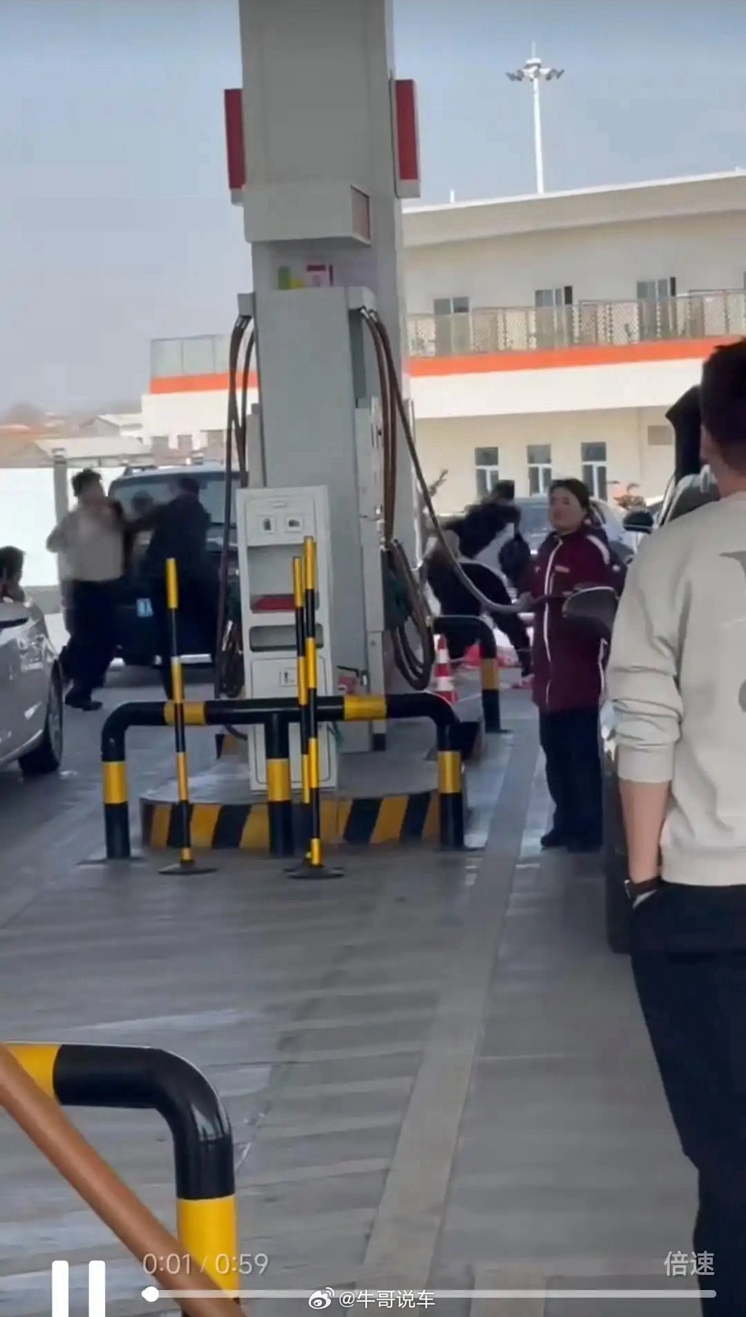 群里看到的因为加油打起来了，跟电车抢枪一个样