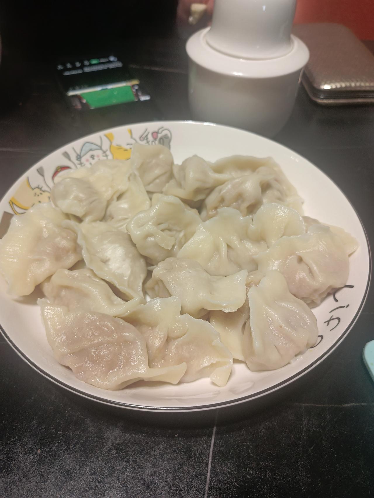 又该吃午饭了，今天我们家发生了稀罕事！为什么这样说呐？我和老公认识20年了，