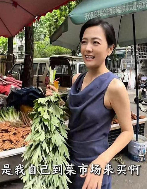 杨乐乐现身菜市场：4元艾草背后的低调生活与高级别墅