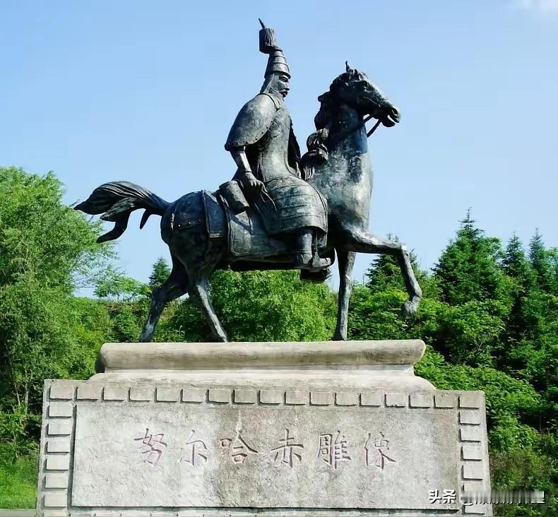 那座看了让人憋屈十年的清帝雕像，终于被夷为平地了！看着那堆废墟，真想给现在的