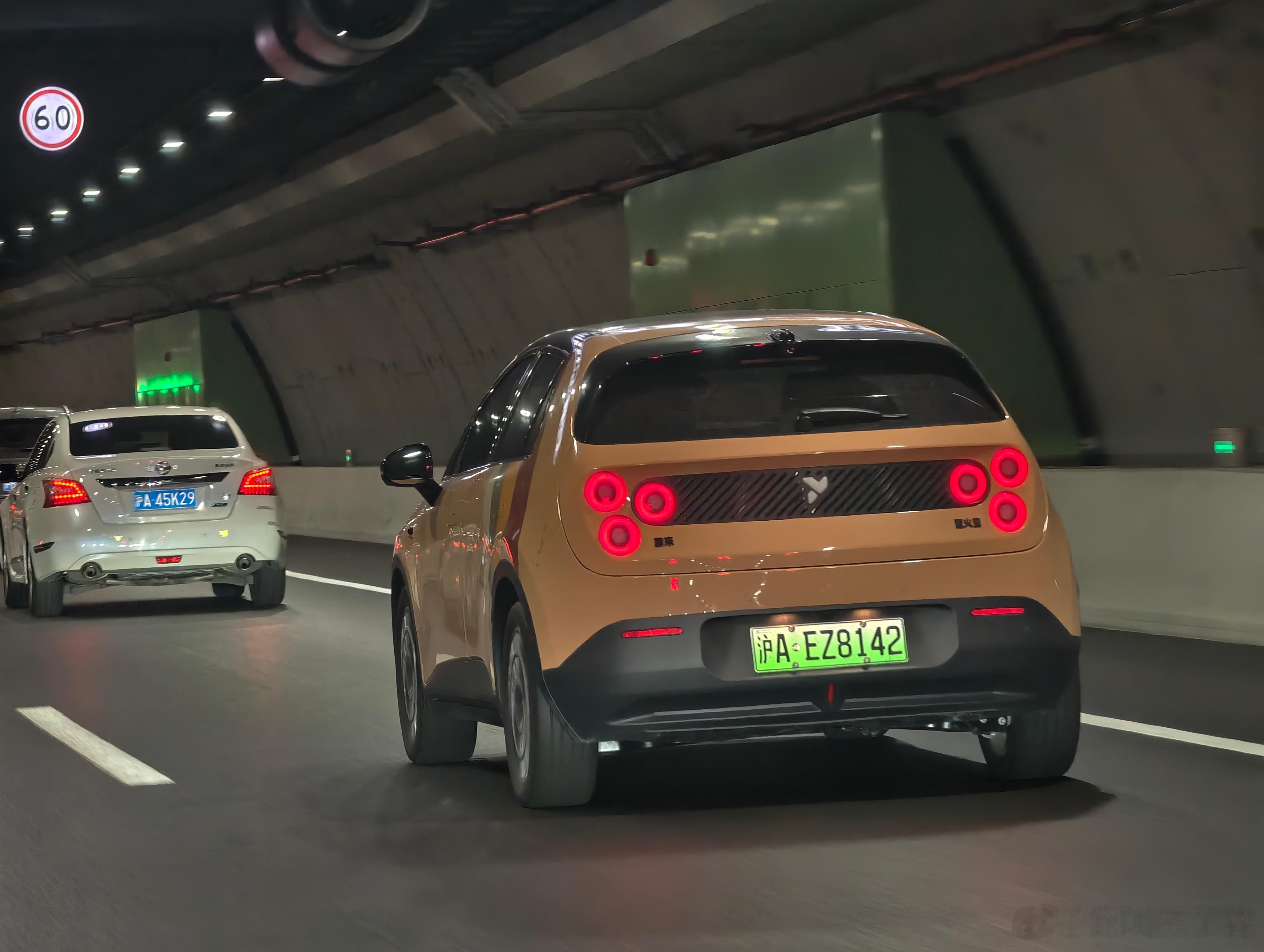 路上的萤火虫是越来越多了而且经常碰到特别版的萤火虫