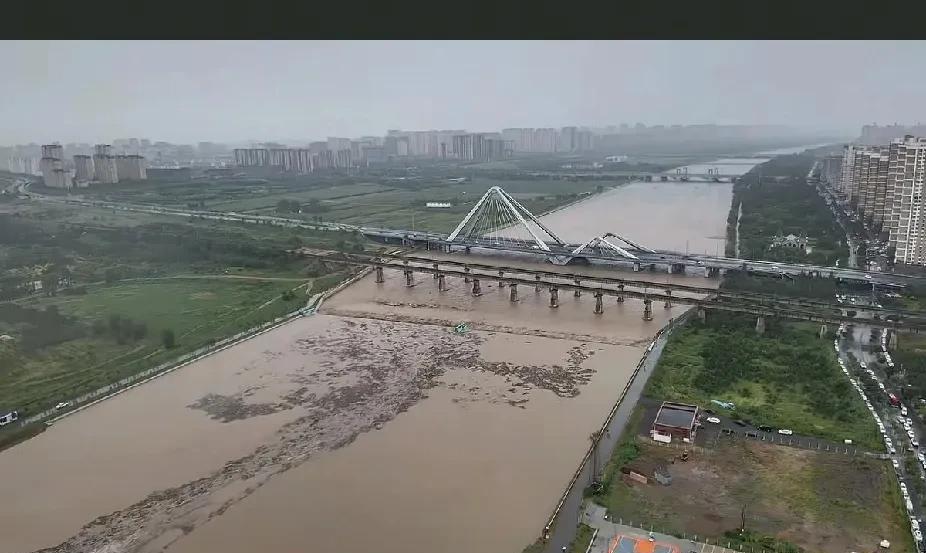 真壮观啊！瞧瞧我们大同御河的“吞吐量”，洪水一进一出那是服服帖帖、老老实实的。真