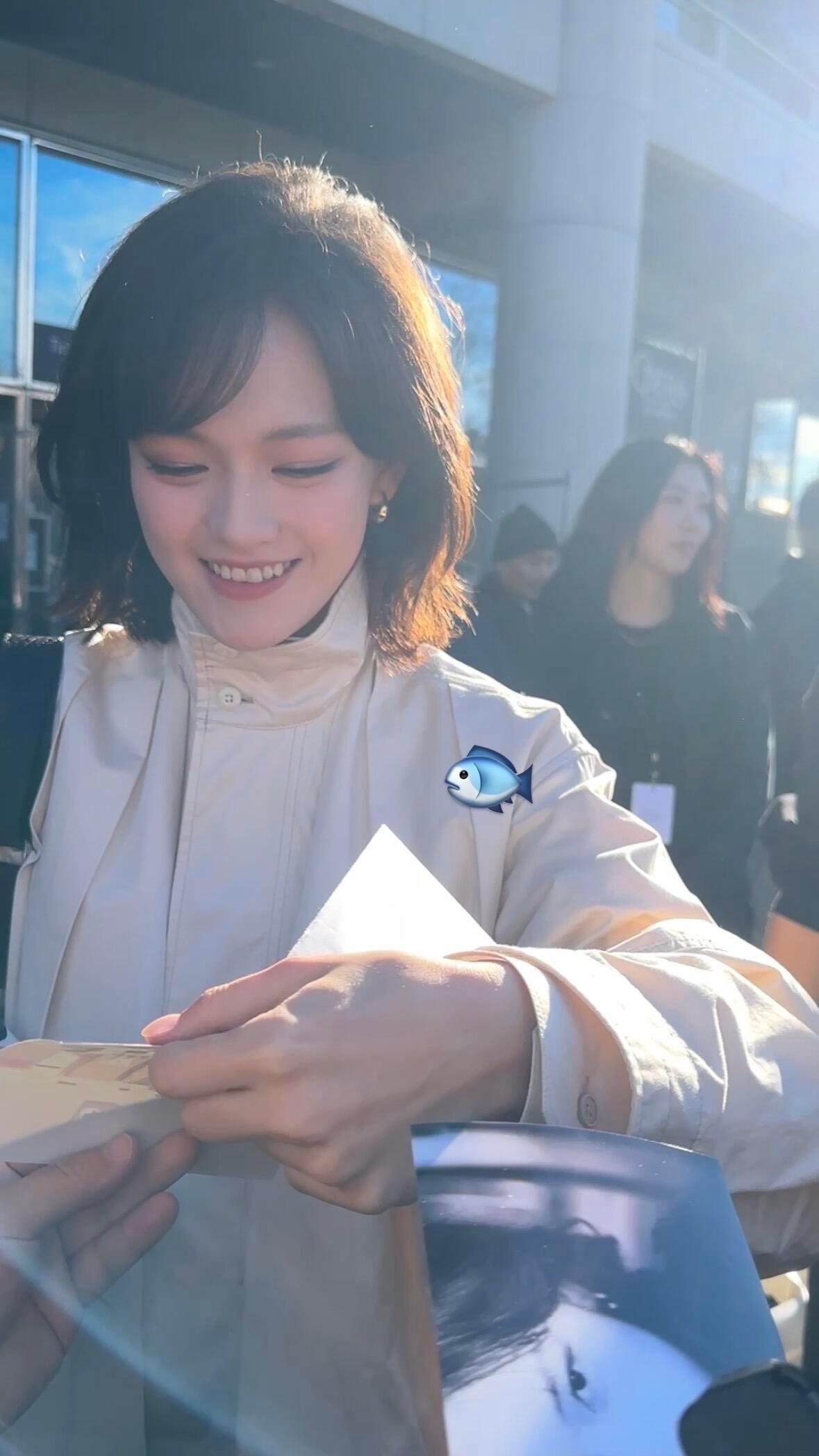 好有标志性的龙眼虎牙这真的是龙系长相闪耀巴黎了全世界的人都给我爱上文淇….