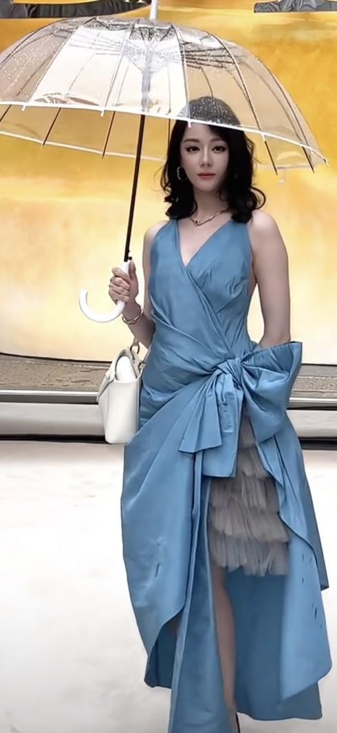 美成这样还不满意，粉丝对热巴真的太苛刻了啊。我看到粉丝觉得热化妆师给热巴化的蓝色