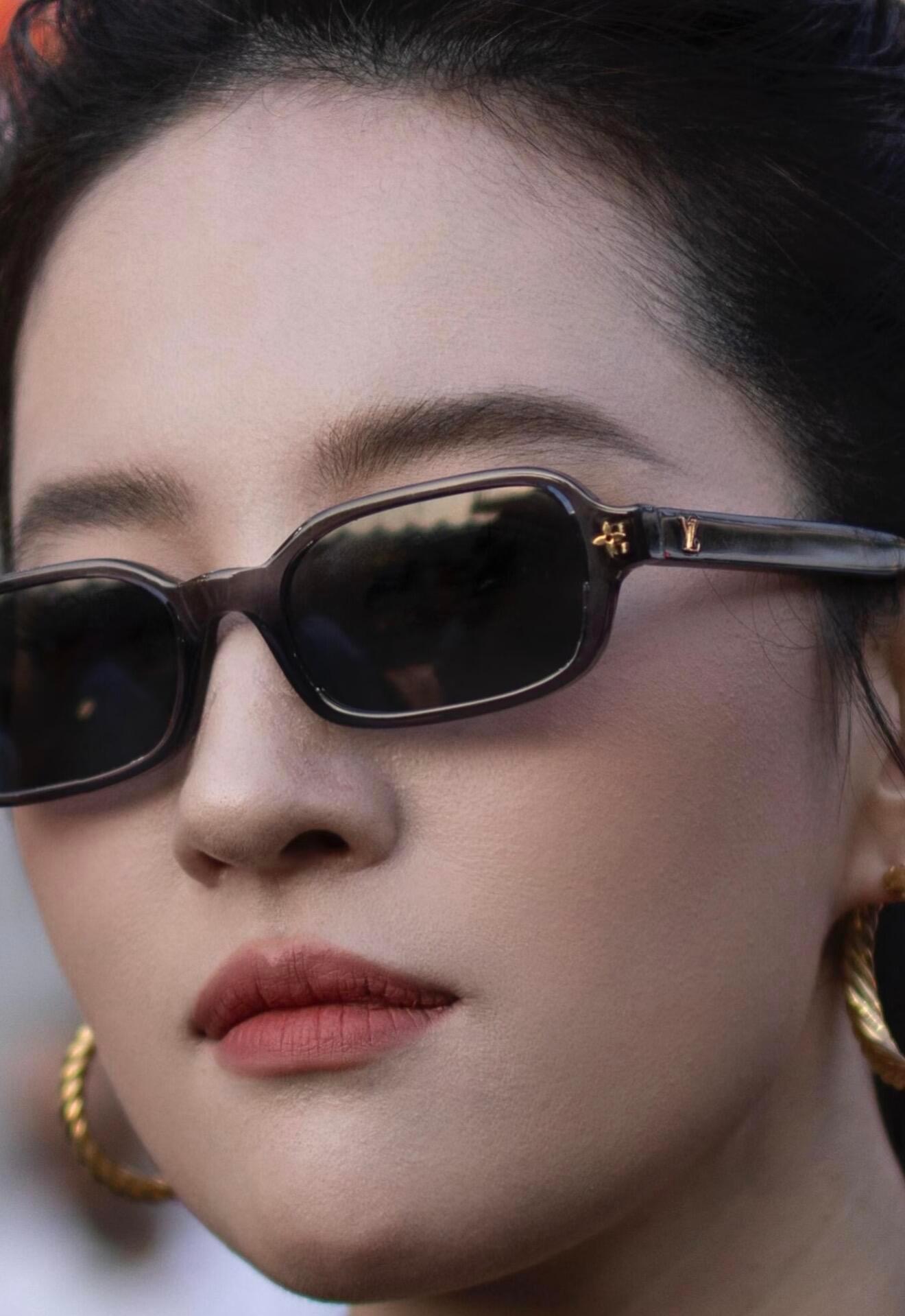 刘亦菲在阿布扎比看F1赛车的生图皮肤状态