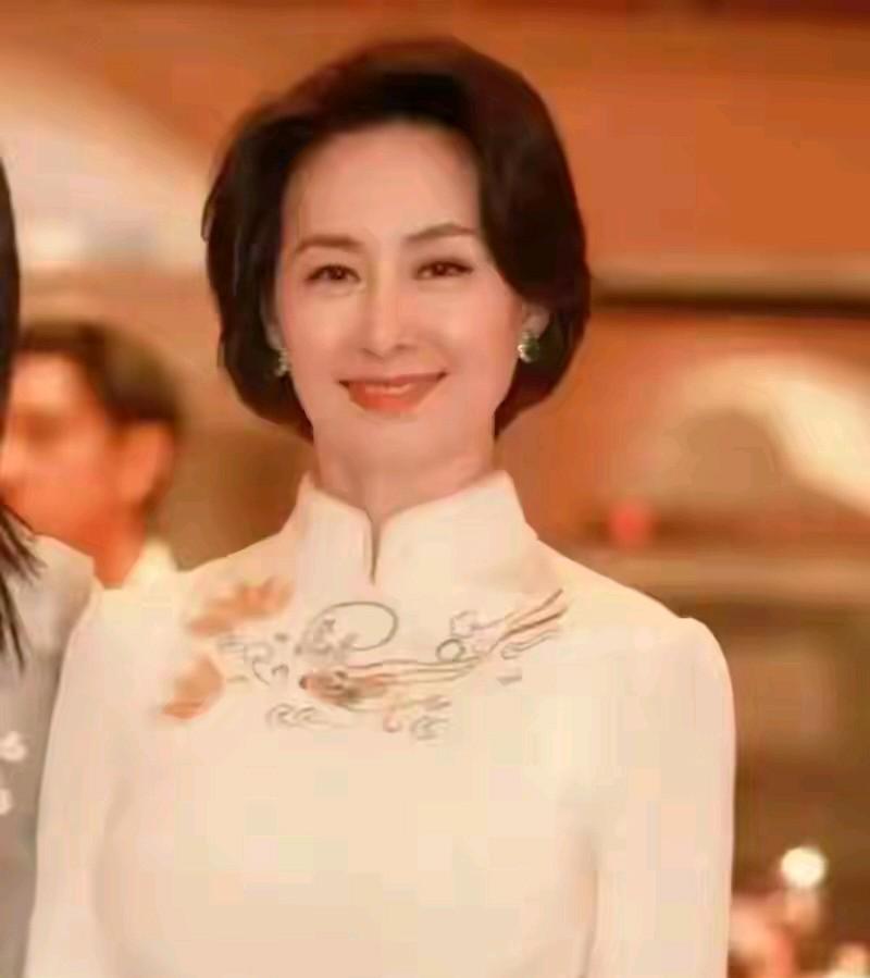 何超琼有三个妹妹和一个弟弟，其中只有小妹做了母亲，如今父母不在了，三妹也被疾病夺