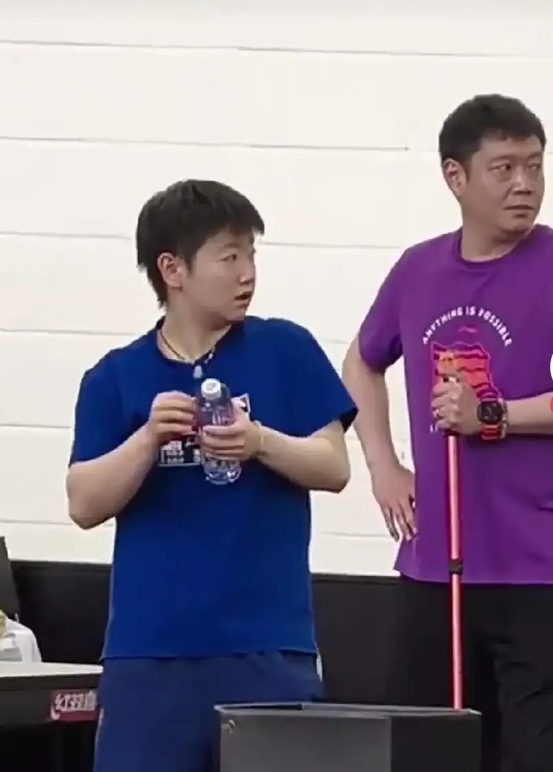 莎莎一去清华，就不会饿肚子了，邱导家的食堂，怕是莎莎要常住了莎莎去了清华，这下