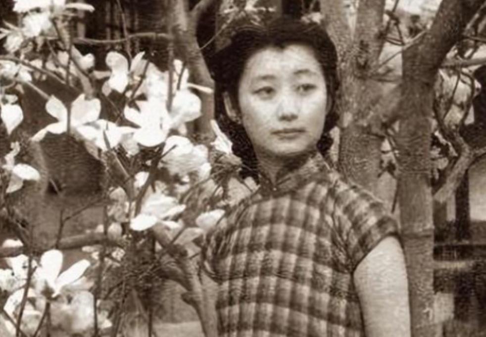 1926年的北平，时局动荡新旧交融，22岁的唐怡莹趁着丈夫溥杰远赴海外、孤身独居