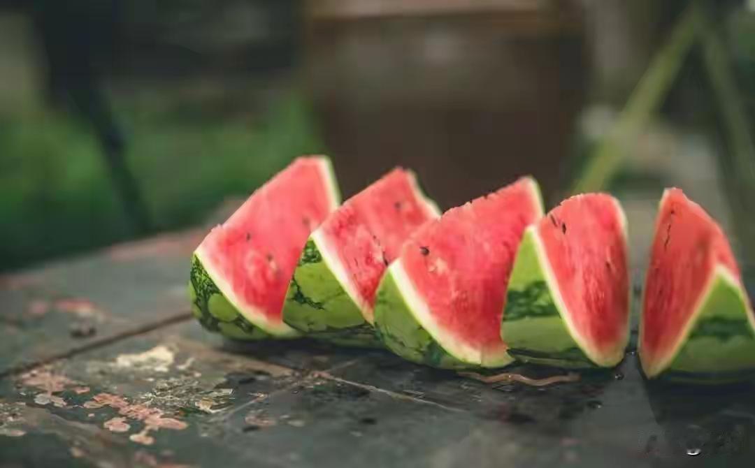 没人吃瓜了？河南这边种瓜分三种情况。一种是天地双棚。天棚是大棚或者窝弓。地棚是