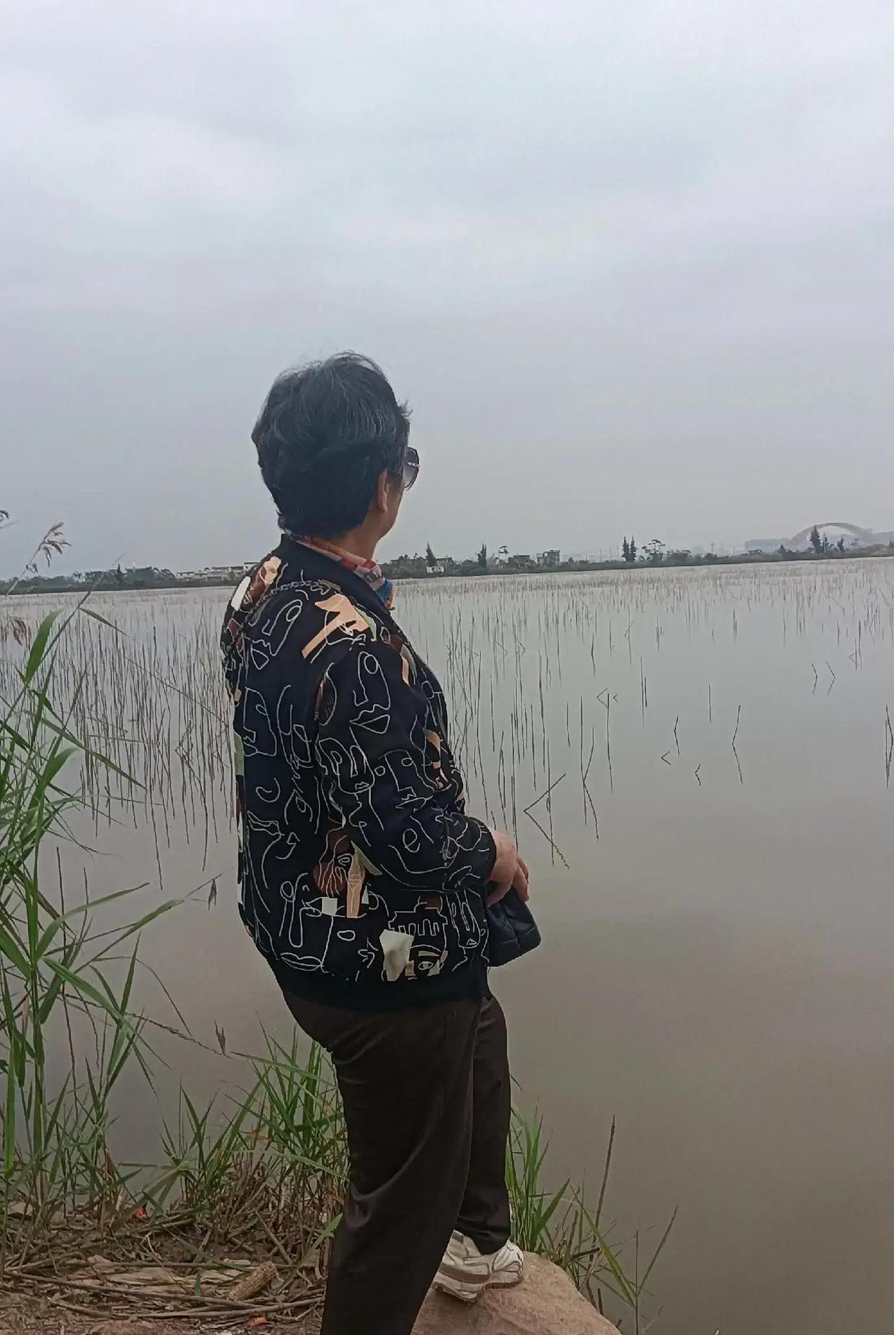 2024年，上海街头，一中年人独酌清樽，吟出“平生最爱是吾兮”，痛击多少炎凉世态