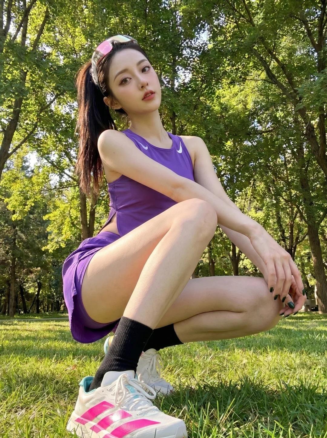 夏日爱好打卡爱跑步的女生长这样，抓紧假期的尾巴奔赴山野与跑道。假期最舒服的模样，