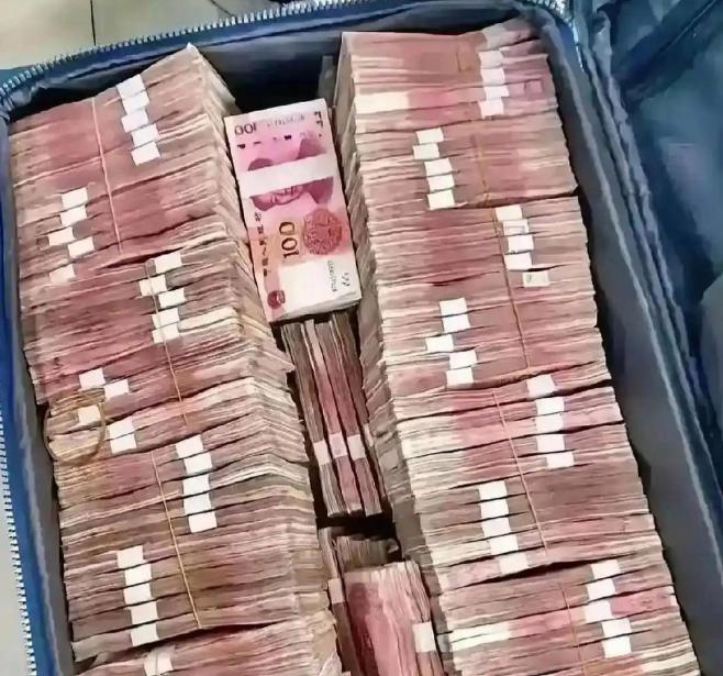什么叫洗钱？给你讲个最直白的例子。你明天买彩票中了1000万，国家规定扣20%个