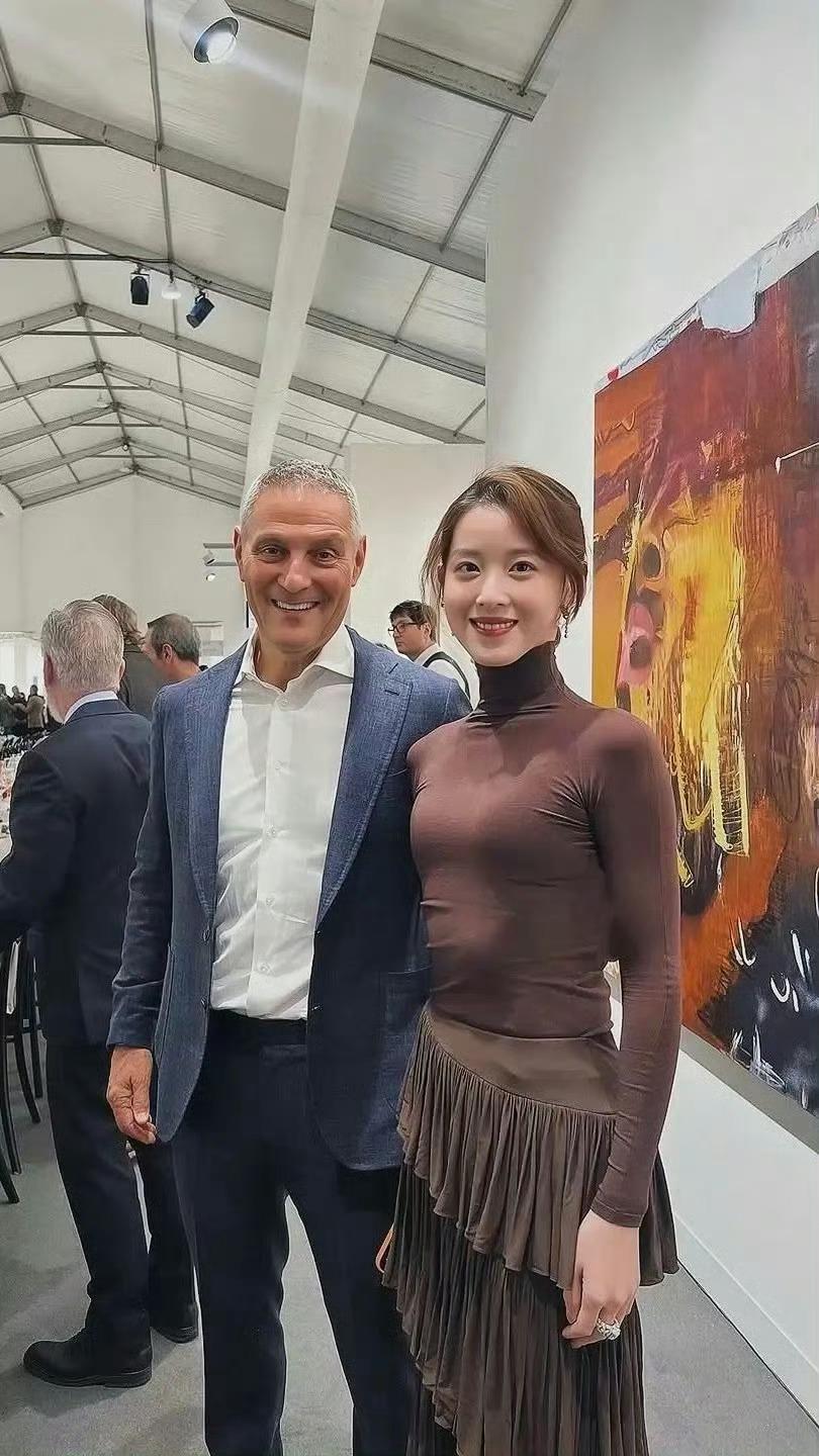 章泽天的耳环被指价值77.5万元看到章泽天也有小肚子我就放心了[大笑]​​​