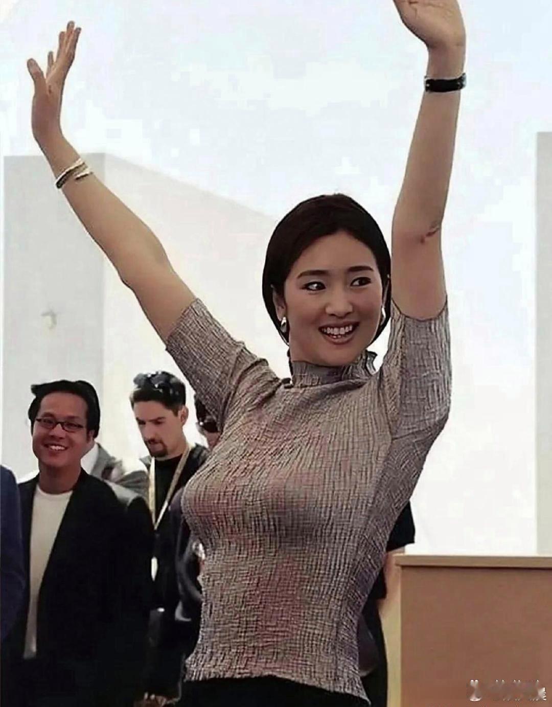 谁能抵挡年轻时的巩俐！容貌大气，身材出众，一举一动都风情十足。