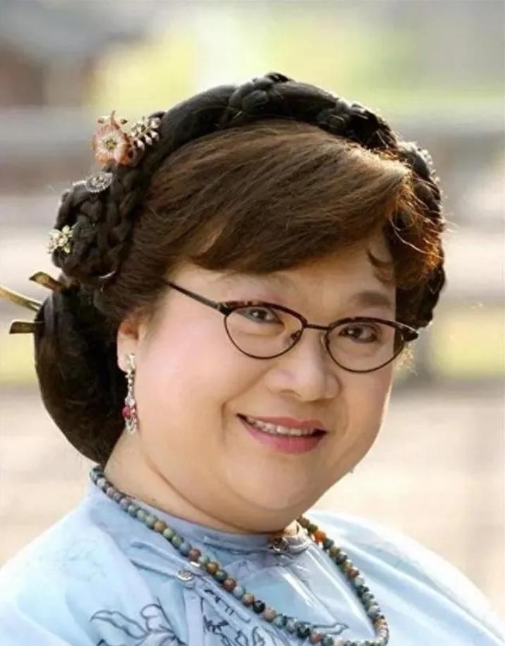 2008年，沈殿霞在奄奄一息之际突然清醒过来，女儿郑欣宜紧张地问她还有什么事情要