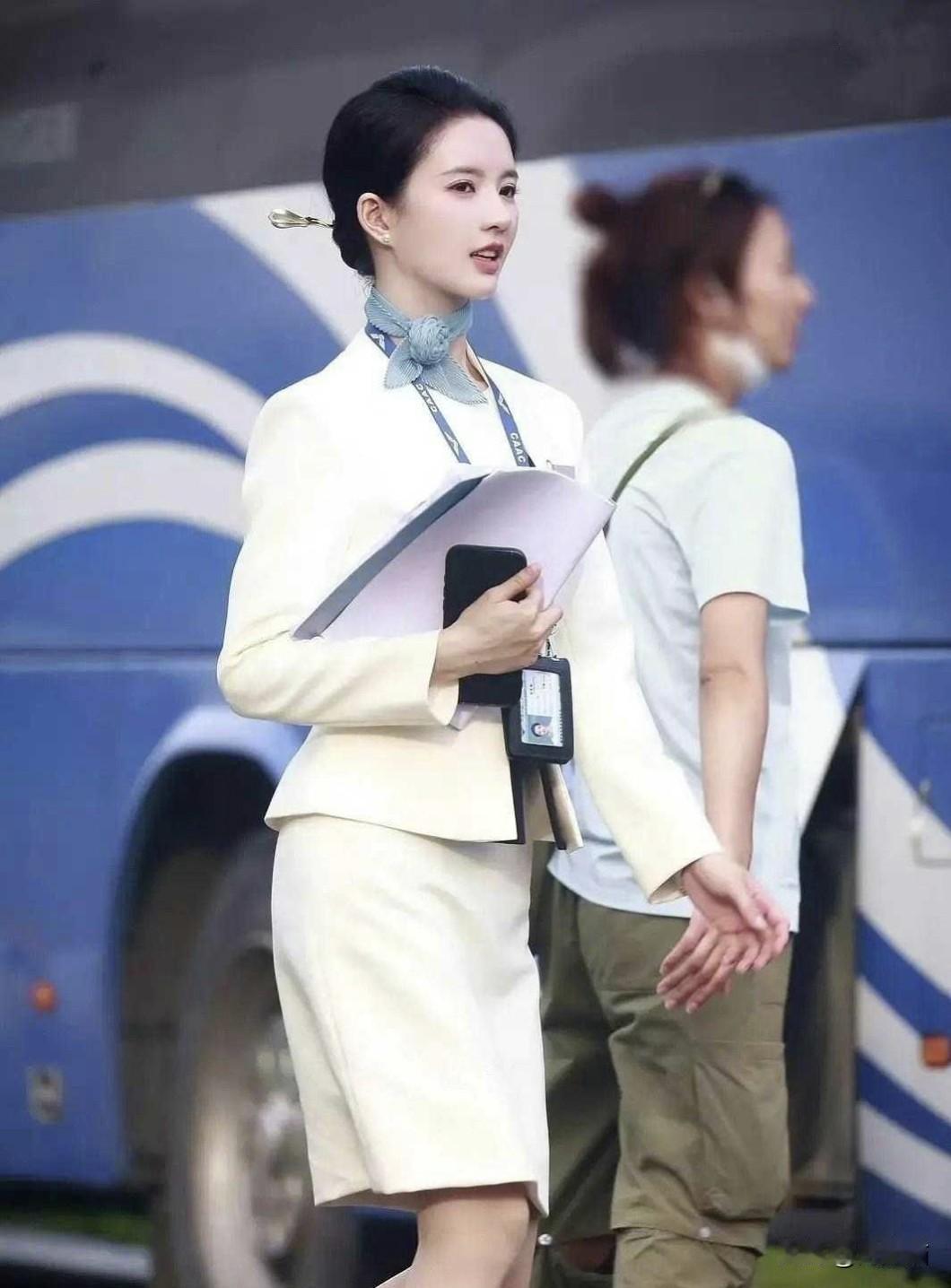 男人钟情优雅的空姐制服，这事儿确实不无道理。空姐制服的剪裁极为精妙，既修身又干练