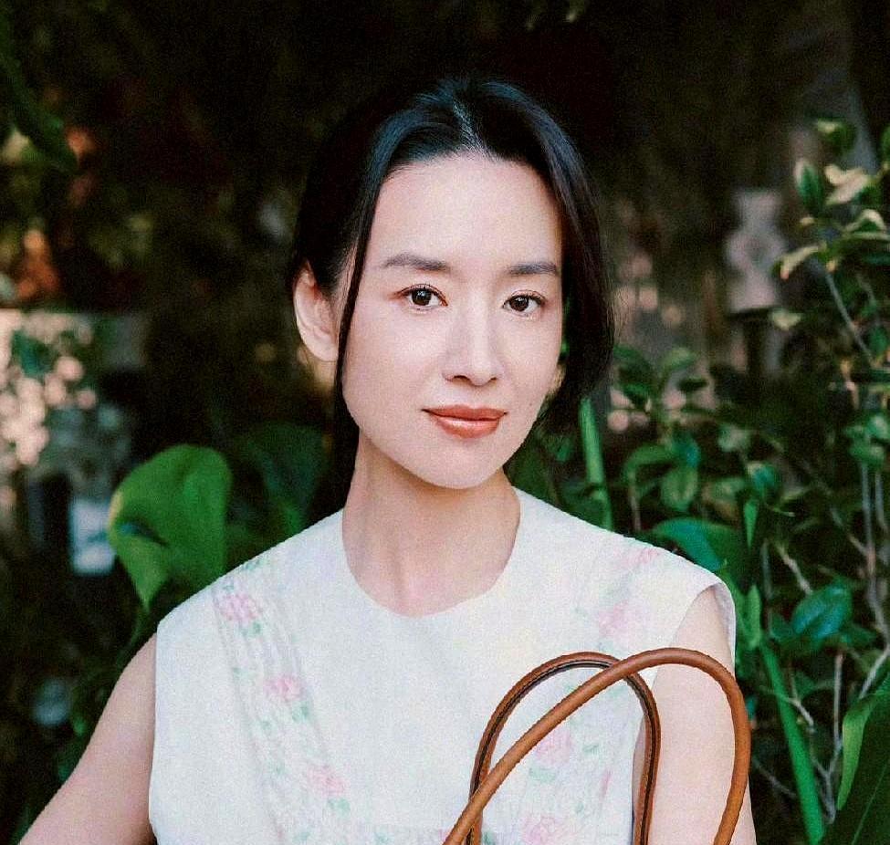 董洁在直播间擦玻璃，让儿子递抹布。网友截图放大，她儿子顶顶手腕上那块儿童表，