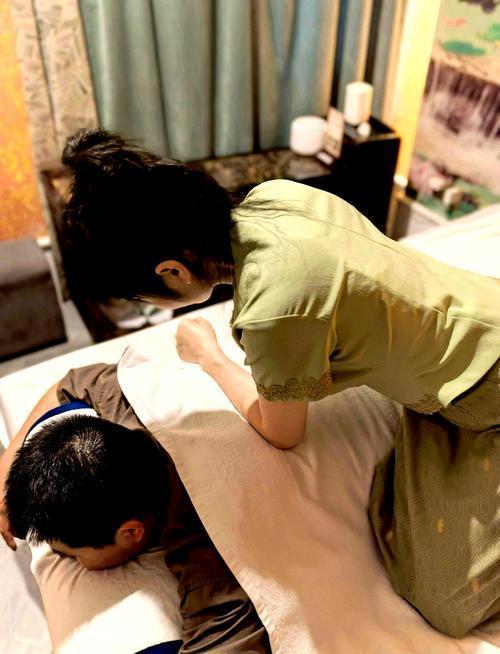 一位足浴小姐说:“底层女人只要不卖屁股，去足浴店工作挺好的。做最基础的足疗