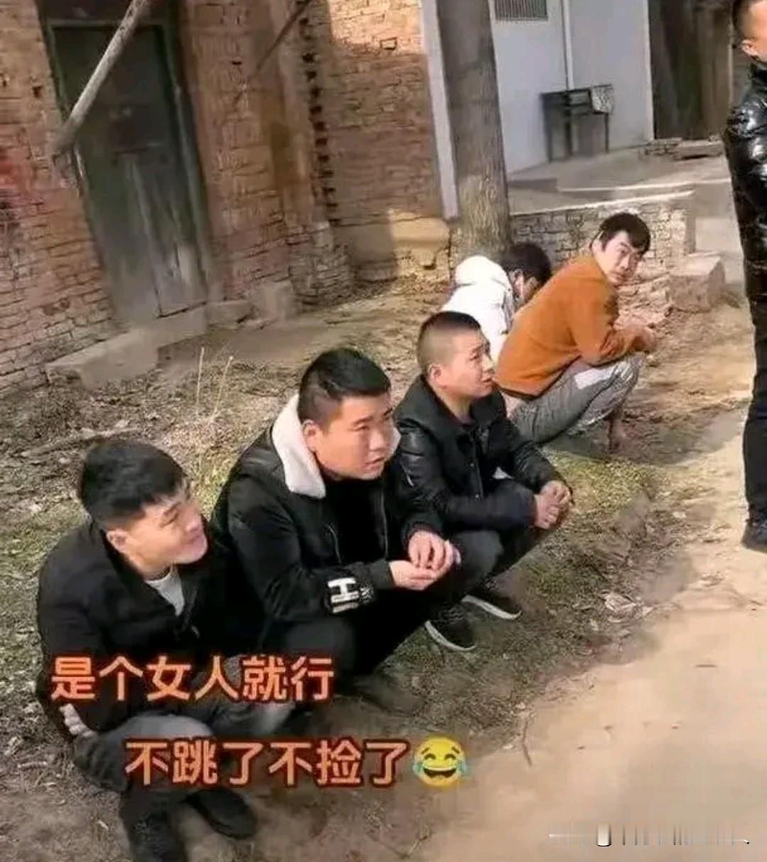 闲来没事和七十多岁的老妈闲聊，我突然抛出一个问题：“妈，当年咱家穷得响叮当，我们