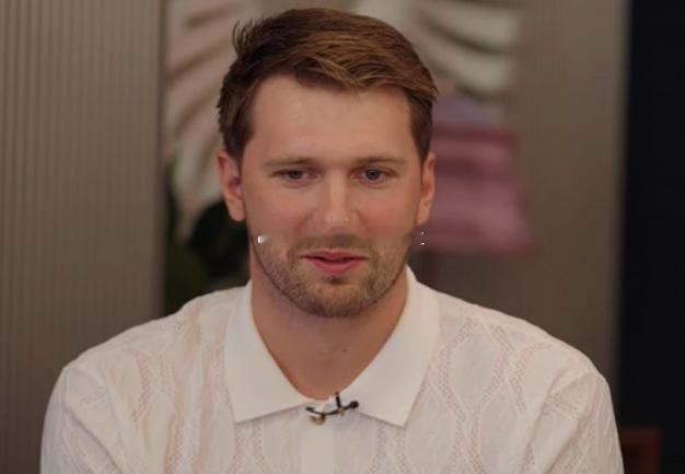 近日湖人球星东契奇接受了SLAM独家专访。主持人：“为什么你打过球的城市的人们在