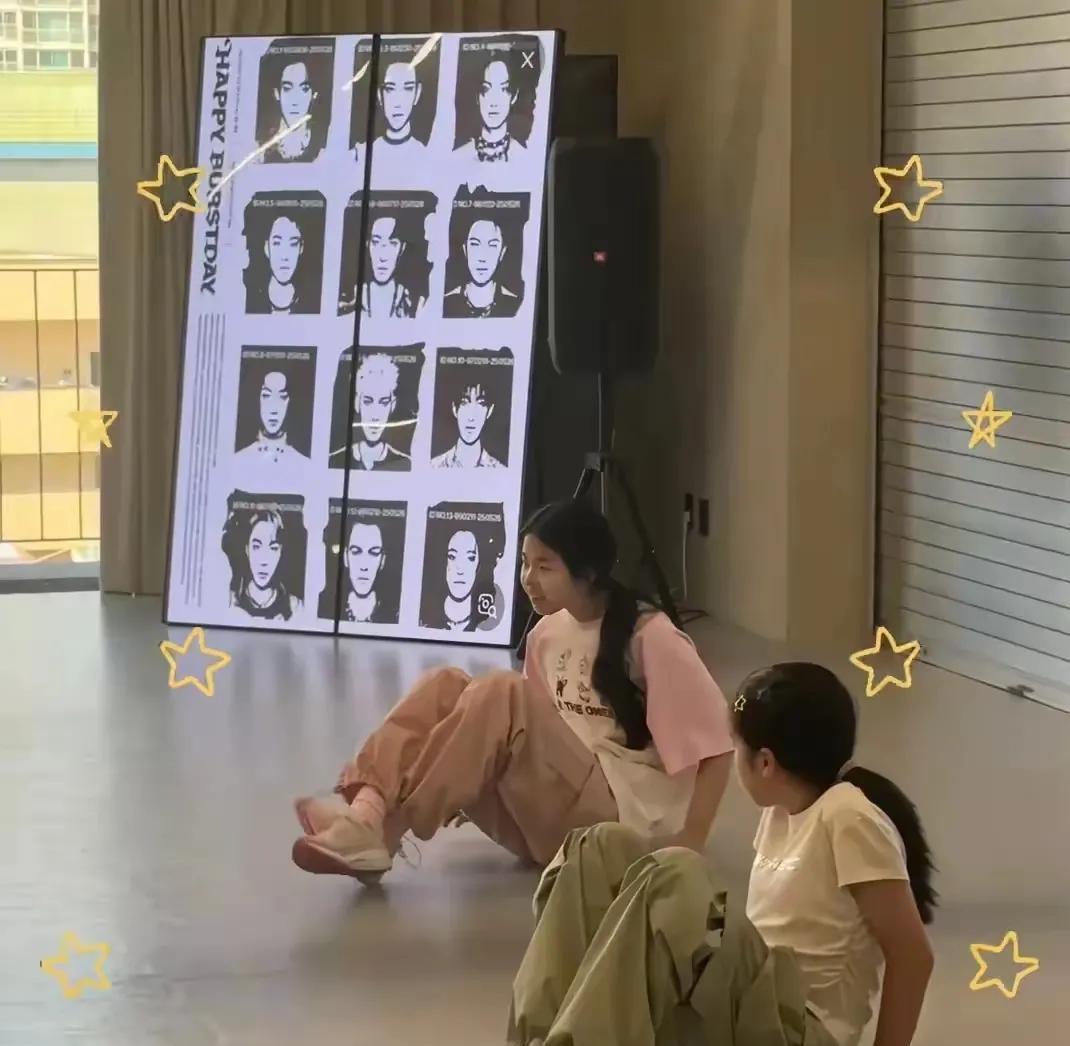 黄奕还真的送女儿到韩国当练习生了。这个妈妈还真的很尊重女儿的意见。看着她的女