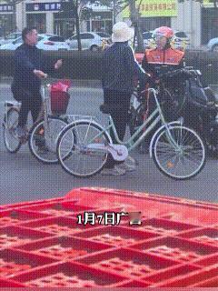 “又离谱，又好笑！”广西钦州，一位大爷骑着车，喉咙突然一痒，随口就朝旁边吐了口痰