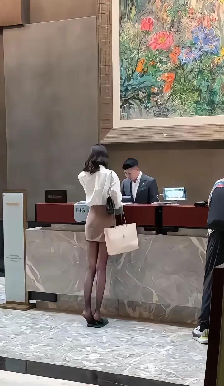 气质是由内而外的正所谓腹有诗书气自华今天在酒店大堂看见一个妹子举止优