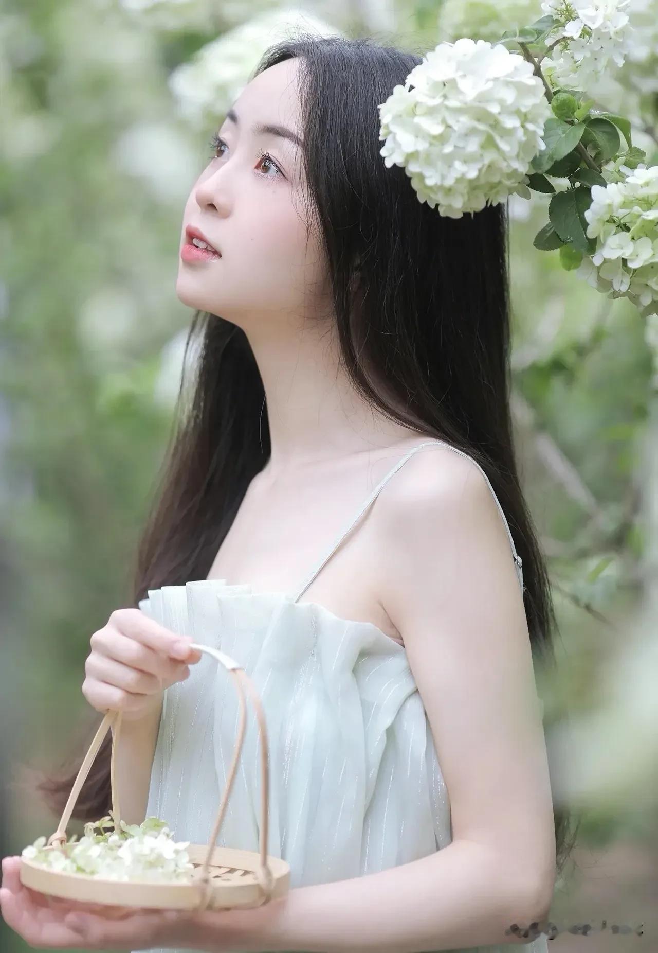 漫步花丛间，微风拂过发梢，花香与裙摆共舞，仿佛跌入油画梦境。阳光正好