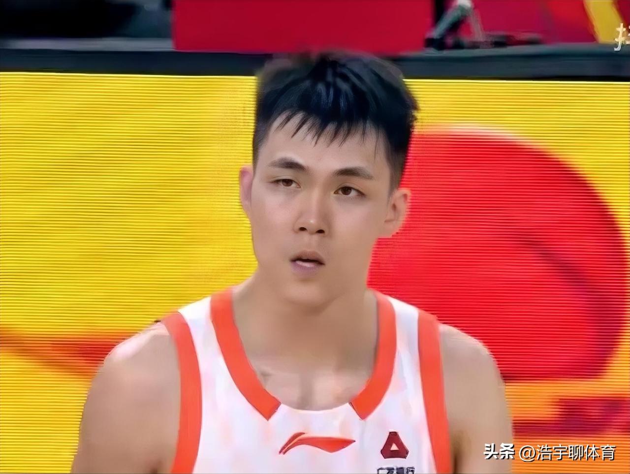 意外，庞铮麟鞠躬致敬，杜指导反应不及，胡明轩表情惊讶，庞老六这是什么意思？广东