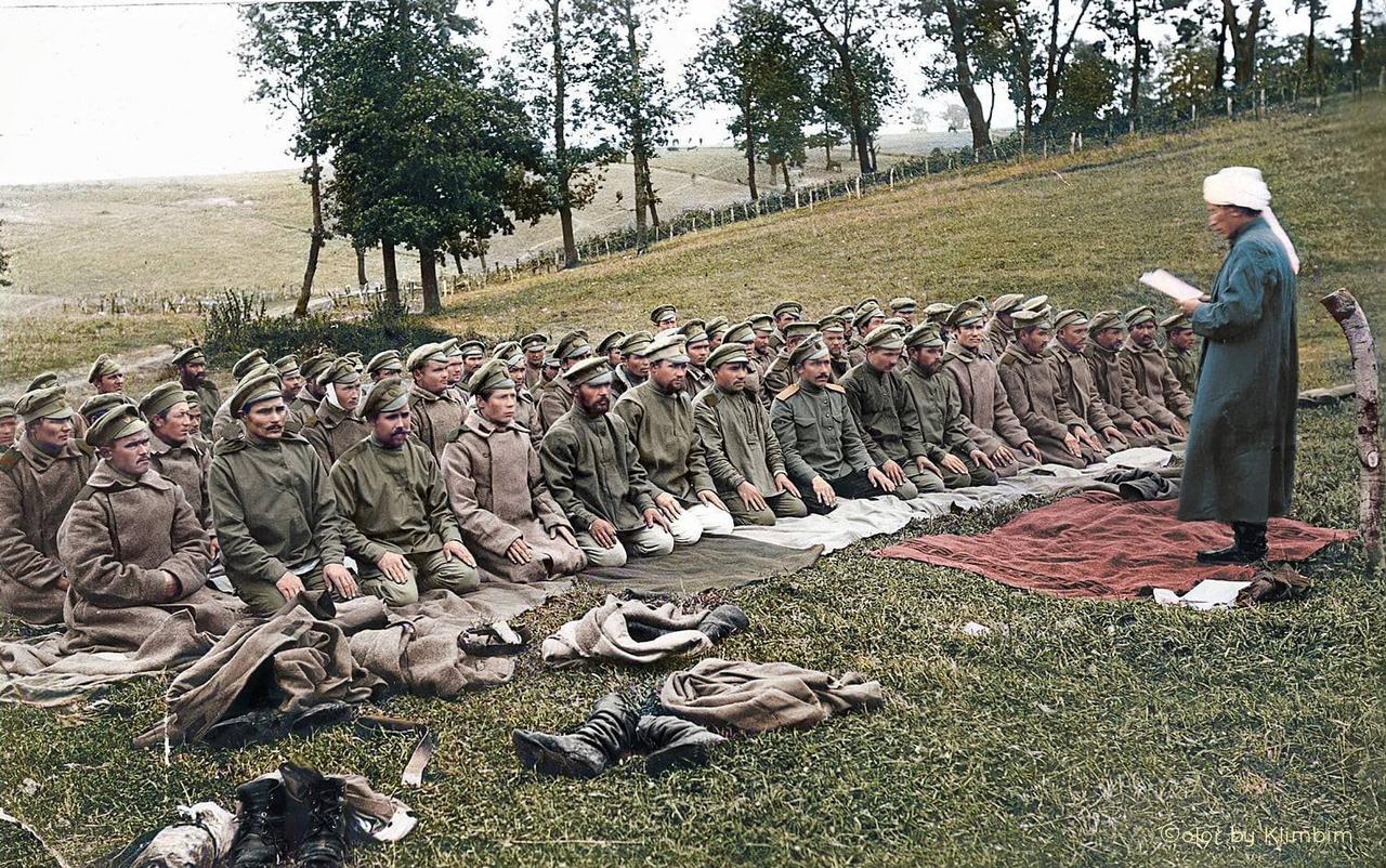 第一次世界大战期间，俄罗斯帝国军队的穆斯林士兵在祈祷，1914年9月。沙