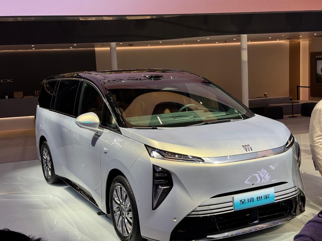 1、别克至境世家，别克MPV的顶级代表，全车座椅都有悬浮层设计，三排均是Napp