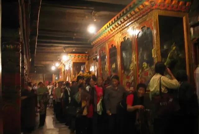 拉萨大昭寺主殿内所供诸佛塑像