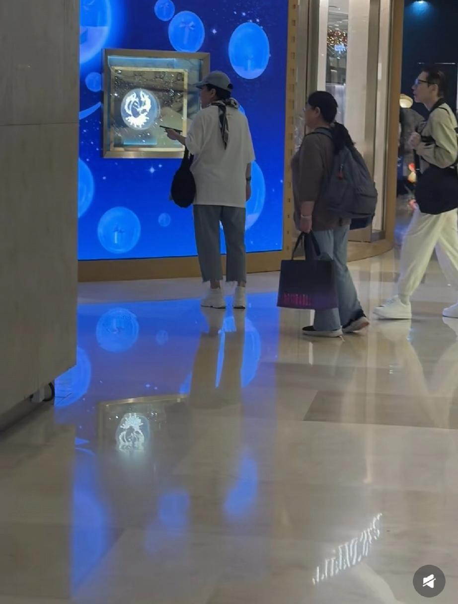 向太、向华强、郭碧婷在新加坡被偶遇，向太不像阔太，郭碧婷脸小皮肤暗黄，打扮朴素成