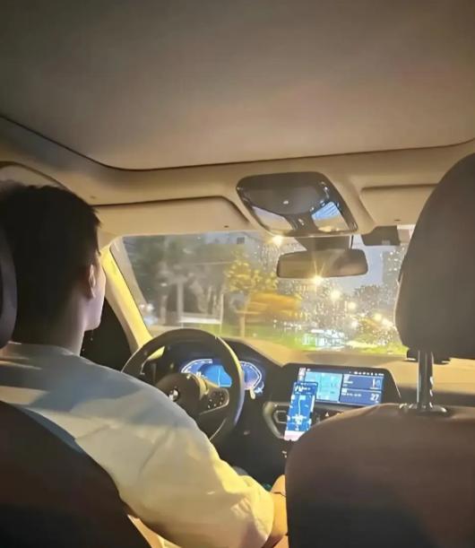 深夜打车遭绕路，乘客随口质疑、称要投诉，没想到出租车司机瞬间情绪失控，半路急刹停