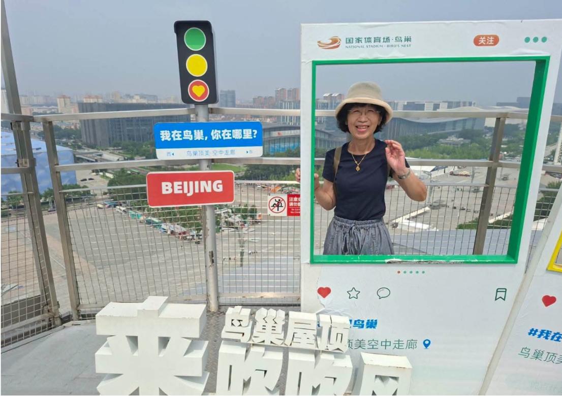 7月27日，前民众党主席柯文哲的妻子陈佩琪在社交平台晒出北京国家体育场鸟巢前的旅