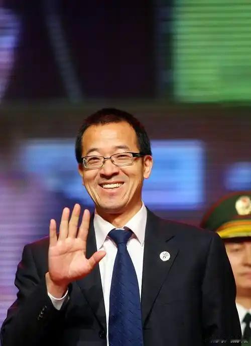 12月24日，东方甄选官宣孙进出任执行总裁，这一人事变动对东方甄选而言，无疑具有