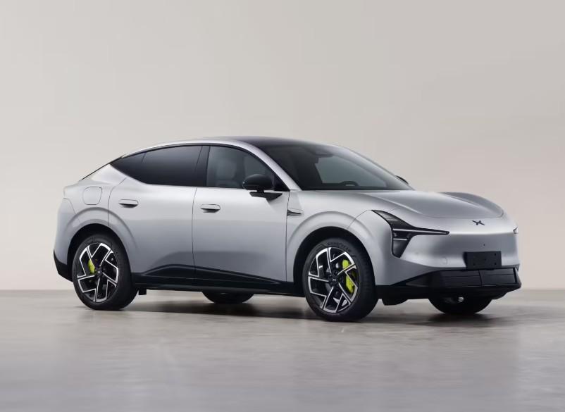 小鹏MONA系列的首款SUV车型L03现身工信部。外观：前脸延续MONA家族化