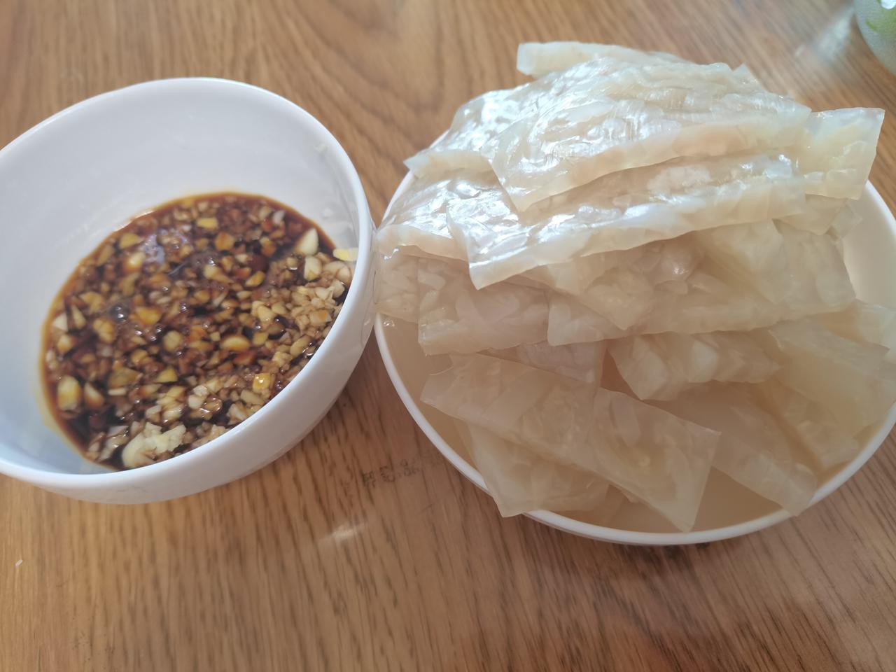 今天本来跟牙医刘大夫约好了9点去她那里戴假牙。她一大早说孩子脸摔坏了，需