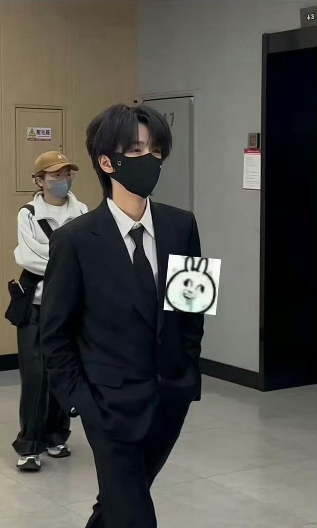 贺峻霖中传答辩路透贺峻霖回中传答辩了！黑西装+领带look好正好帅准研究生答辩顺