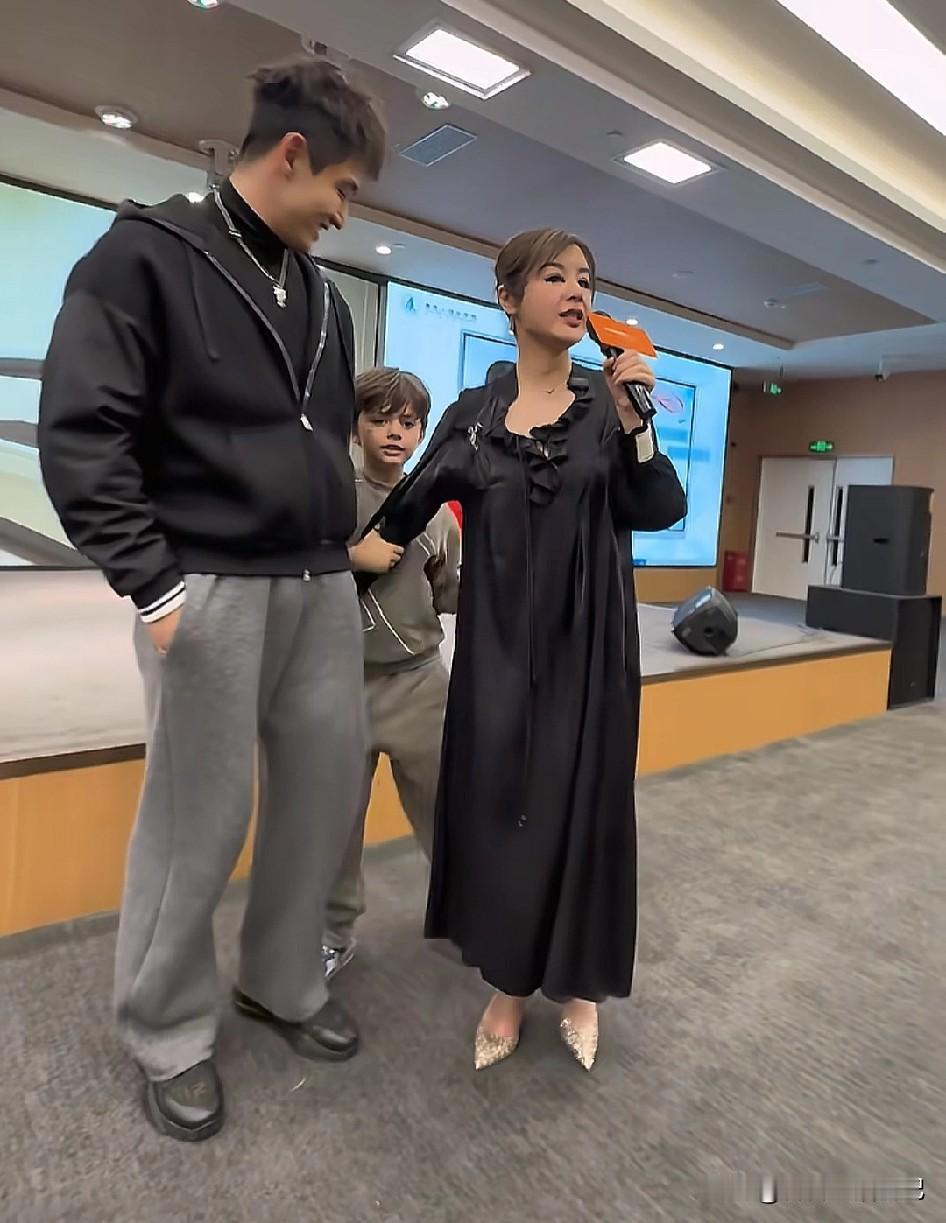 于文红的小儿子心理出现问题，应及时干预！于文红又找了一个男友任任，俩人无处不秀