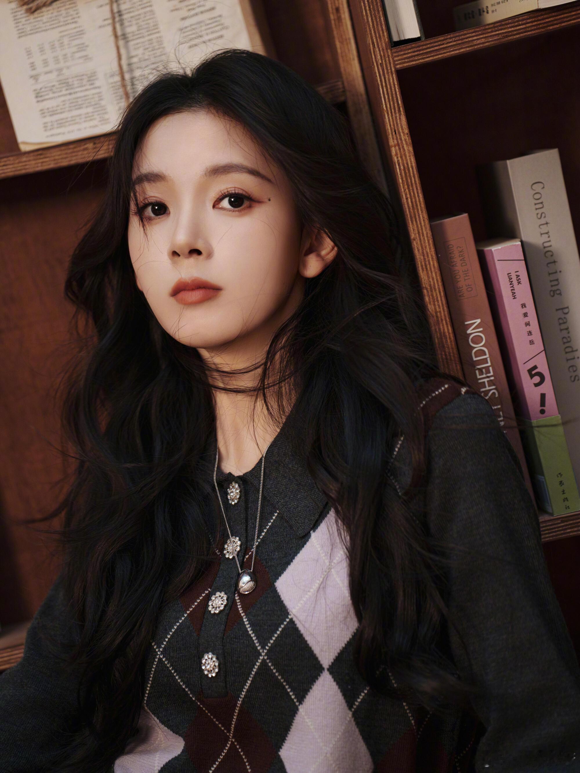 陈瑶戴眼镜的模样好文静好美呀！