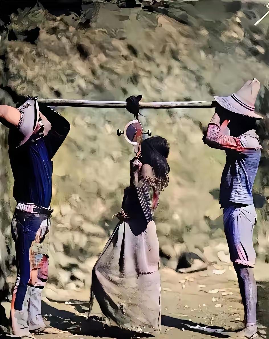 1890年，一名印第安女奴正如同牲畜般被进行称重出售，当交易成功之后她未来除了被