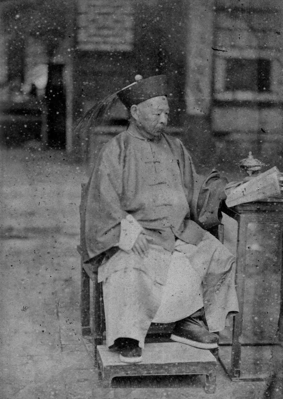 同治十年正月十三，宁夏金积堡。寒风夹着黄沙，302个人，从天刚亮排到日头偏西，逐