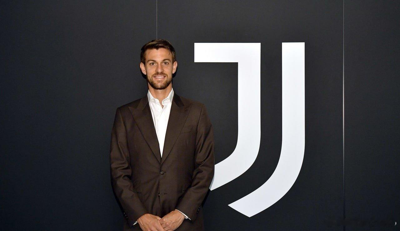 官宣：鲁加尼在训练中右腿比目鱼肌出现低程度损伤。根据媒体报道，鲁加尼可能至少要伤