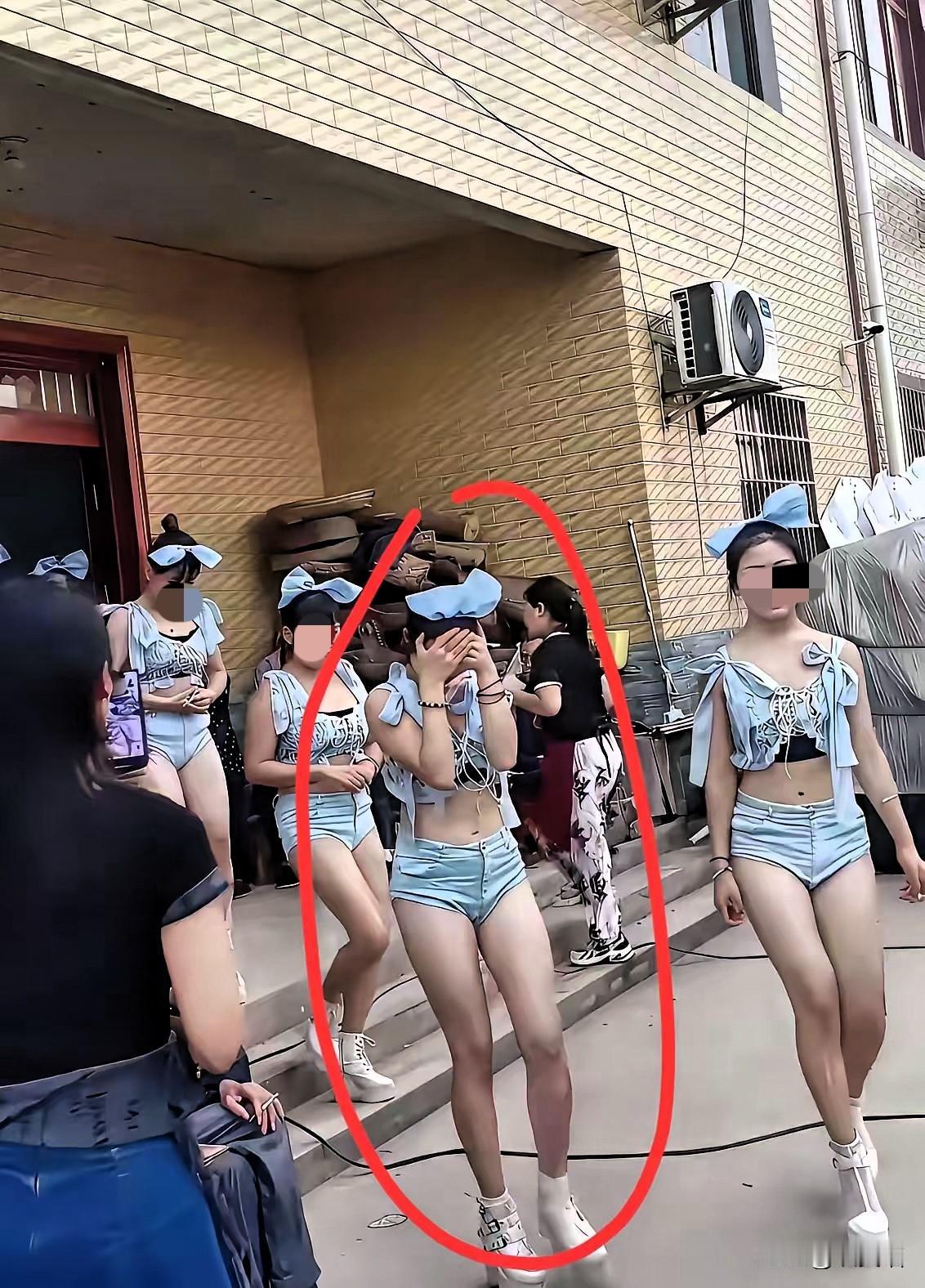 百岁寿宴请歌舞团被批铺张浪费？要我说，这钱花得值。老人活到百岁已是天大的福