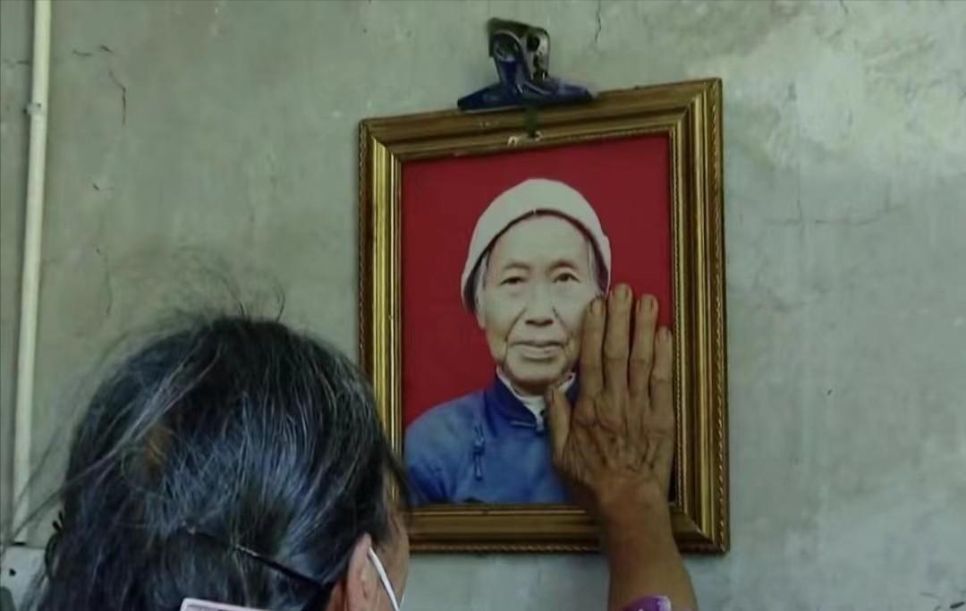 🌞2002年，60岁大妈出门遛弯，却发现路边有个孕妇正在捡垃圾吃。大妈出于